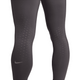 Nærbillede af en person iført Nike Swift High-Waisted 7/8 Running Tights med lommer i Thunder Grey/Reflective Silv, med små ventilationshuller på lår og knæ. Nike-logo nær venstre knæ. Almindelig hvid baggrund.
