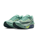 Et par Nike Zoom Fly 6 herre løbesko i Cannon/Seaweed-Light Silver-Cobalt Bliss med en overdel i mesh og tykke cushlon-skumsåler vises side om side, lidt til venstre.