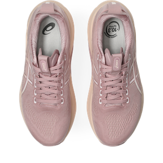 Et par ASICS Gel-Kayano 32 damesko i Morganite/Pearl Pink, sat oppefra på hvid baggrund, viser snørebånd, mesh-overdele og polstrede såler for maksimal komfort.