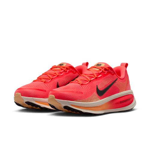 Et par Nike Vomero 18 dame løbesko i Hot Lava/Black-Chalk-Orange Pulse med maksimal dæmpning, sorte swoosh-logoer, beige mellemsåler og sorte ydersåler er vist på en almindelig hvid baggrund.