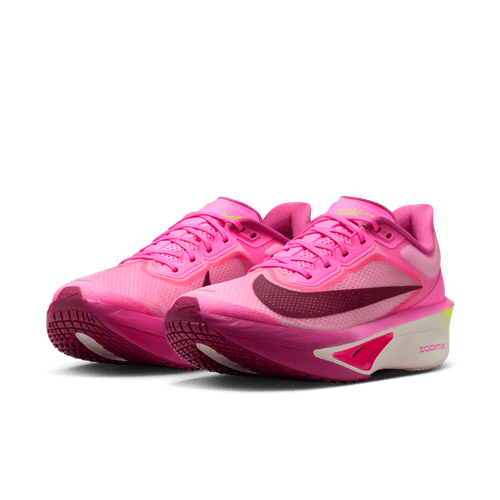 Et par Nike Zoom Fly 6 løbesko til damer i Pink Spell/Bordeaux-Crimson Tint, med en fed swoosh, responsive ZoomX-skum-mellemsål og neongule detaljer vist på en almindelig hvid baggrund.