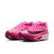 Et par Nike Zoom Fly 6 løbesko til damer i Pink Spell/Bordeaux-Crimson Tint, med en fed swoosh, responsive ZoomX-skum-mellemsål og neongule detaljer vist på en almindelig hvid baggrund.