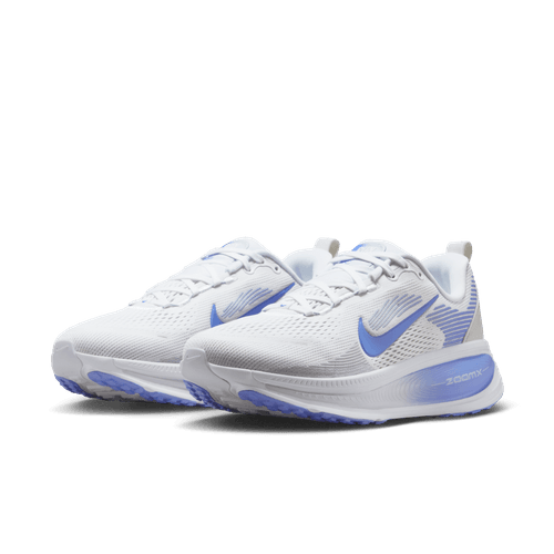 Nike Vomero 18 løbesko dame i White/Royal Pulse-Football Grey med lyseblå swoosh, blå detaljer og ZoomX mellemsål for ekstra komfort. Skoene vises på en ensfarvet hvid baggrund.