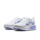 Nike Vomero 18 løbesko dame i White/Royal Pulse-Football Grey med lyseblå swoosh, blå detaljer og ZoomX mellemsål for ekstra komfort. Skoene vises på en ensfarvet hvid baggrund.
