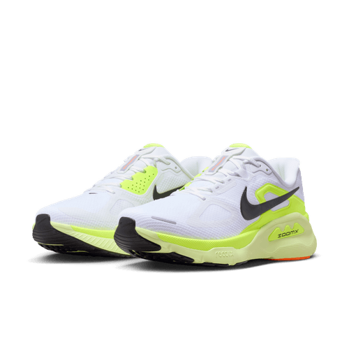 Et par Nike Structure Plus herre løbesko i White/Black-Pure Platinum-Volt med sorte swooshes, gulgrønne detaljer og tykke såler for ekstra stabilitet. ReactX-skum dæmpning. Skoene står side om side på ensfarvet, lyst baggrund.