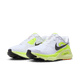 Et par Nike Structure Plus herre løbesko i White/Black-Pure Platinum-Volt med sorte swooshes, gulgrønne detaljer og tykke såler for ekstra stabilitet. ReactX-skum dæmpning. Skoene står side om side på ensfarvet, lyst baggrund.