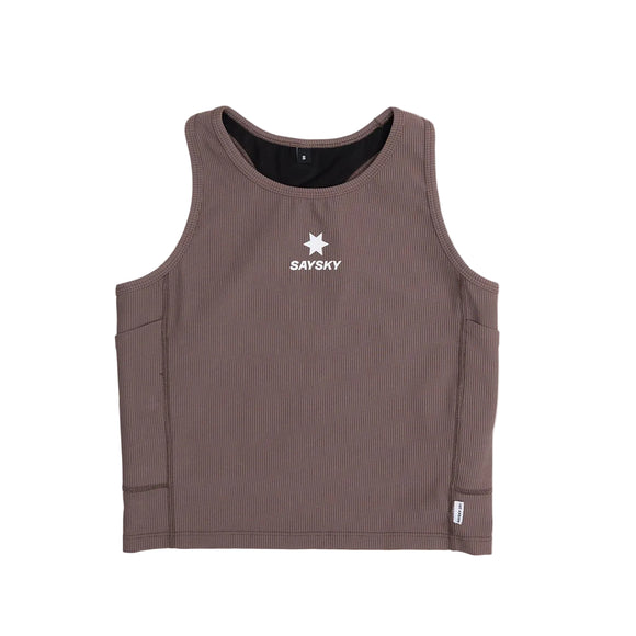Saysky W Combat Rib Crop Top til kvinder i taupe har et hvidt stjerne- og SAYSKY-print på brystet, brede ærmegab og et racerback-design, vist mod en almindelig hvid baggrund.