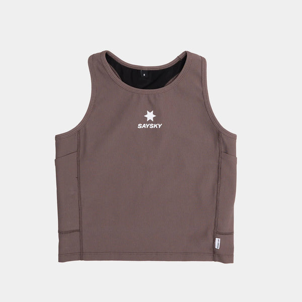 Saysky W Combat Rib Crop Top til kvinder i taupe har et hvidt stjerne- og SAYSKY-print på brystet, brede ærmegab og et racerback-design, vist mod en almindelig hvid baggrund.