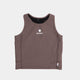Saysky W Combat Rib Crop Top til kvinder i taupe har et hvidt stjerne- og SAYSKY-print på brystet, brede ærmegab og et racerback-design, vist mod en almindelig hvid baggrund.