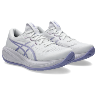 Et par Asics Gel-Cumulus 28 Dame løbesko i White/Bluebell med hvid overdel og blå detaljer vises i en vinkel på en almindelig hvid baggrund.