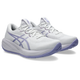 Et par Asics Gel-Cumulus 28 Dame løbesko i White/Bluebell med hvid overdel og blå detaljer vises i en vinkel på en almindelig hvid baggrund.