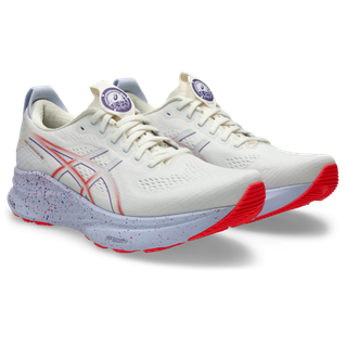 Et par Asics Gel-Kayano 32 Tokyo herre løbesko i Cream/Edo Purple, med stabilitet og et branded logo på siden og tungen.
