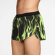 En person iført Nike Aeroswift 2" Shorts, Herre, i Volt/White, vist fra taljen til midt på låret mod en almindelig hvid baggrund.