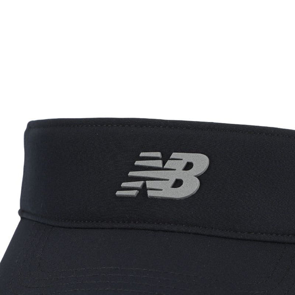 Nærbillede af New Balance Performance Visor V 2.0 i sort, en unisex-hat med et sølvfarvet NB-logo på forsiden, som giver stilfuld solbeskyttelse til aktive dage.