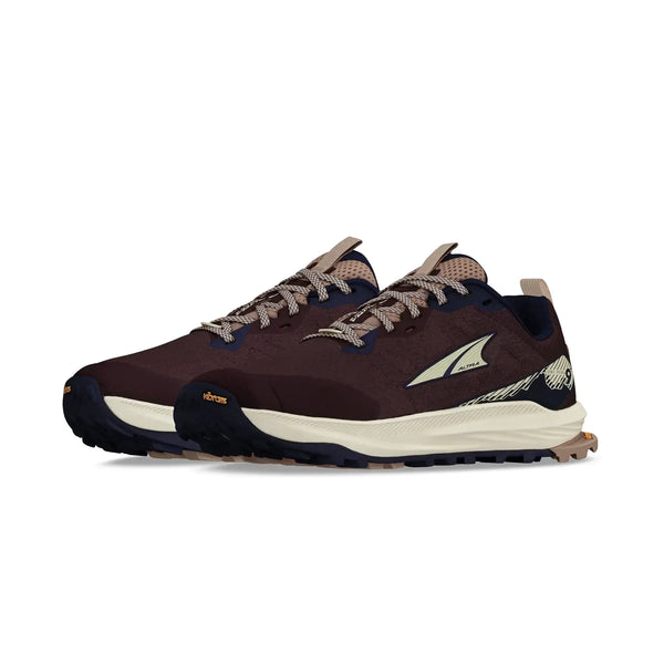 Altra Lone Peak 9+ Dame i rødbrun har en hvid mellemsål, sorte ydersåler med mønster, solbrune snørebånd, meshdetaljer ved anklen og et stiliseret sidelogo - perfekte atletiske trailløbesko til kvinder.