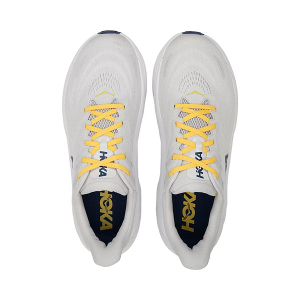 Et par Hoka Arahi 8 løbesko til herrer i Stardust/Cosmic Grey med HOKA-logo på pløsen og indersålen. Placeret side om side og set ovenfra på en hvid baggrund.