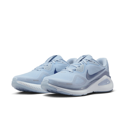 Et par Nike Structure 26 herre løbesko i Lt Armory Blue/Diffused Blue-Ashen Slate, med hvide såler og mørkeblå swoosh, designet til ekstra stabilitet, fotograferet på en almindelig hvid baggrund.