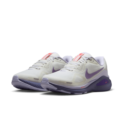 Et par Nike Structure 26 Dame løbesko i Summit White med Wild Grape-Amethyst Tint-detaljer og en lilla swoosh, røde accenter på tungen. Placeret side om side i en vinkel er disse sko designet til optimal stabilitet.