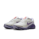 Et par Nike Structure 26 Dame løbesko i Summit White med Wild Grape-Amethyst Tint-detaljer og en lilla swoosh, røde accenter på tungen. Placeret side om side i en vinkel er disse sko designet til optimal stabilitet.