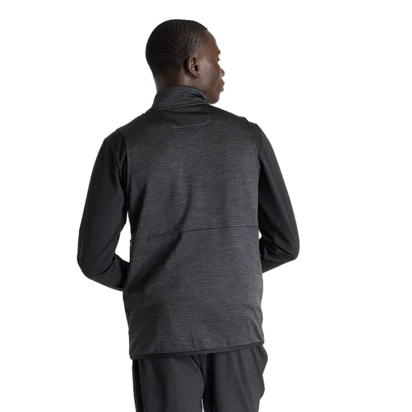 En mand ses bagfra iført en New Balance Heat Grid Vest i sort/skifergrå. Hans hoved er drejet lidt til højre, og han står på en almindelig hvid baggrund.