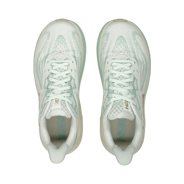 Topbillede af Hoka Clifton 10 Dame løbesko i Sea Glass/Jadeite, snørebånd bundet, med mesh-overdel og brandede indlægssåler, placeret side om side på en hvid baggrund.