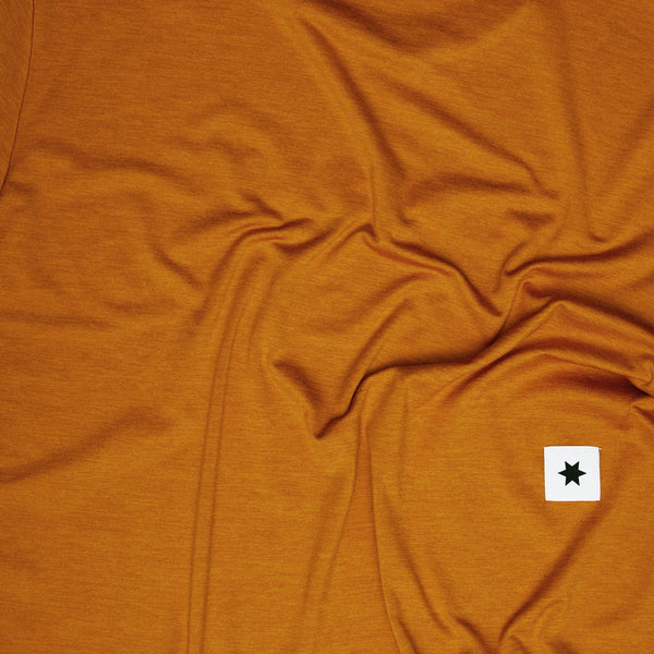 Saysky W Logo Pace T-Shirt til damer i orange har krøllet stof og et lille hvidt mærke med en sort stjerne - ideel som en svedtransporterende sportsbluse til dame løbetræning.
