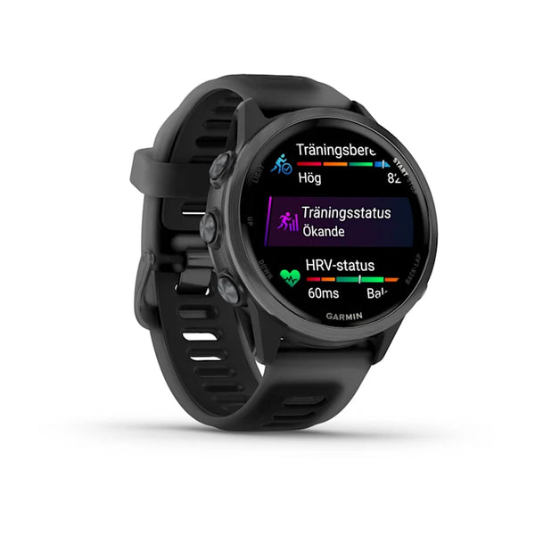 Garmin Forerunner 570 42 mm i Slate Grey Aluminium/Translucent Black viser svenske fitnessmålinger som træningsbelastning, træningsstatus og HRV-status samt avanceret GPS-tracking, alt sammen vist på en rund skærm mod en hvid baggrund.