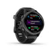 Garmin Forerunner 570 42 mm i Slate Grey Aluminium/Translucent Black viser svenske fitnessmålinger som træningsbelastning, træningsstatus og HRV-status samt avanceret GPS-tracking, alt sammen vist på en rund skærm mod en hvid baggrund.
