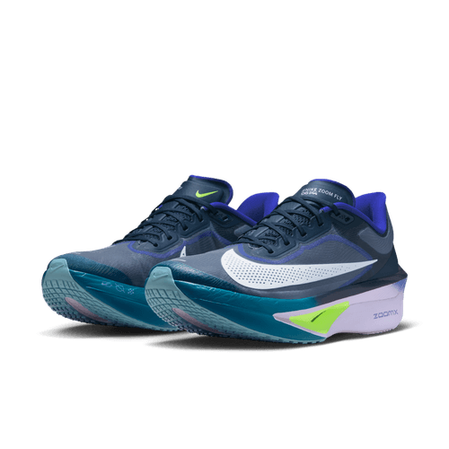 Et par Nike Zoom Fly 6 løbesko herre i Obsidian/White-Persian Violet-Volt med hvide mellemsåler, blågrønne og grønne accenter, store hvide swooshes og responsiv ZoomX-skum, vist på en almindelig lysegrå baggrund.