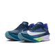 Et par Nike Zoom Fly 6 løbesko herre i Obsidian/White-Persian Violet-Volt med hvide mellemsåler, blågrønne og grønne accenter, store hvide swooshes og responsiv ZoomX-skum, vist på en almindelig lysegrå baggrund.