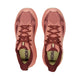 Et topbillede af Hoka Challenger 8 dame trail løbesko i Blush/Dark Cedar viser overdel i mesh, snørebånd og Hoka-logoet på indlægssålerne.