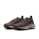 Et par Nike Pegasus Trail 5 Gore-Tex Dame løbesko i Ironstone/College Grey-Velvet Brown med en struktureret overflade, lavt design, hvide såler og diskret logo på siden; disse vandtæt løbesko er vist vinklet lidt til venstre.