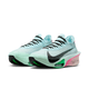 Nike Alphafly Next% 3 Herre i Glacier Blue/Black-Mint Foam-Green Shock har lyseblå overdel, sorte swoosh-logoer og snørebånd, en tyk ZoomX-skumsål og pink, grønne og sorte detaljer, der giver et moderne, letvægtslook.
