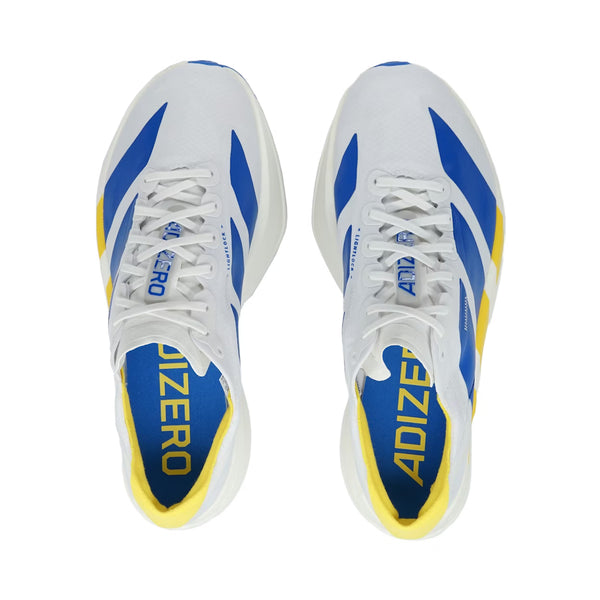 Adidas Adizero Adios Pro 4 løbesko til herre i Ftwwht/Blue/Yellow har hvide snørebånd, blå og gule detaljer, ADIZERO-logo på pløs og blå indersål. Skoen har et moderne design og vises fra ovnen.