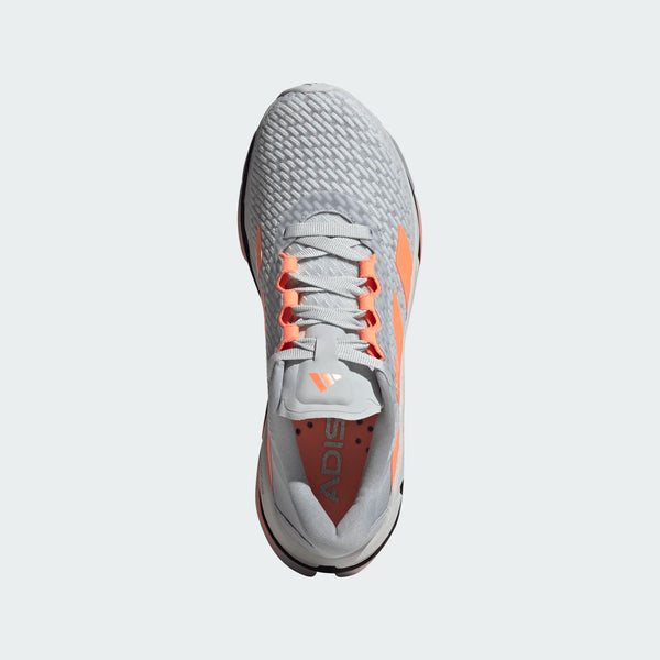 Et kig ovenfra på Adidas Adistar Byd Dame i Clgrey/Beaora/Halsil viser en lysegrå løbesko til kvinder med orange detaljer, overdel i mesh, hvide snørebånd og Adidas-branding for maksimal komfort.