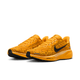 Et par Nike Pegasus 41 herre løbesko i University Gold/Black-Soft Yellow med sort swoosh og ReactX-mellemsål, der har et knækket sort mønster, vist på en hvid baggrund.