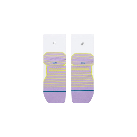 Et par Stance Orchid Ul Quarter unisex-sokker i lavendel, med gule, blå og lilla vandrette striber og lilla tåpartier, der sikrer optimal åndbarhed og effektiv fugttransport, vist side om side på en ensfarvet hvid baggrund.