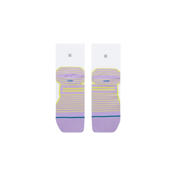Et par Stance Orchid Ul Quarter unisex-sokker i lavendel, med gule, blå og lilla vandrette striber og lilla tåpartier, der sikrer optimal åndbarhed og effektiv fugttransport, vist side om side på en ensfarvet hvid baggrund.