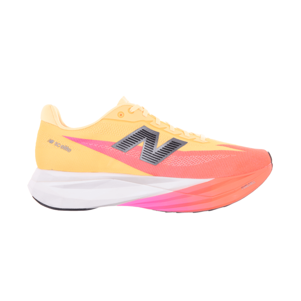 Et sidebillede af New Balance FuelCell SuperComp Elite v5 Herre i farverne Tangerine Heat, White Peach og Pink Heat med sort N-logo, hvid mellemsål, pinkfarvede detaljer på sålen og synlig karbonplade på en almindelig hvid baggrund.