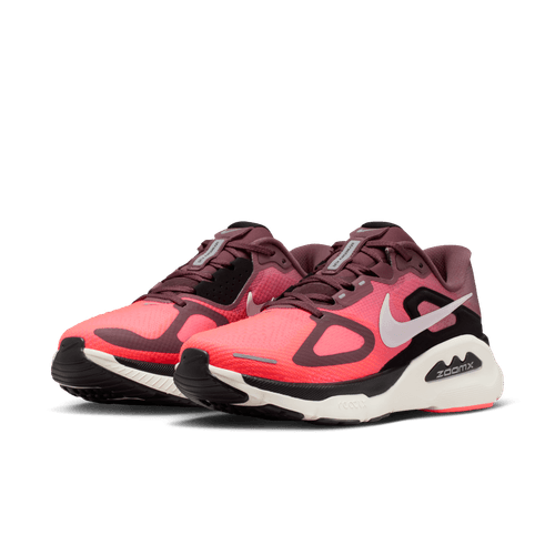 Nike Structure Plus dame løbesko i Tattoo/Silver-Hot Lava-Black har et rødligt og sølvfarvet design med hvide swooshes og tykke, støttende såler-perfekt til dig, der ønsker stabil løbesko.