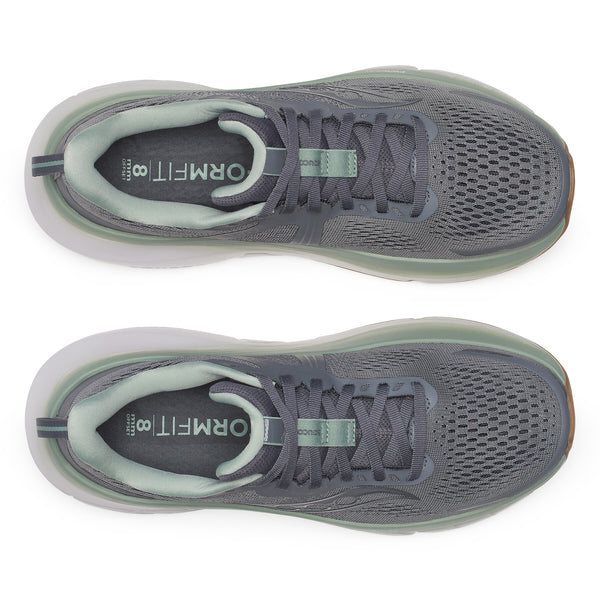 Saucony Guide 18 Herre i Carbon/Iceberg har overdel i mesh, lysegrønne detaljer, flade grå snørebånd, hvide ydersåler og Oofos Oomg-indlægssåler i størrelse 8. Ideel stabil løbesko til mængdetræning.