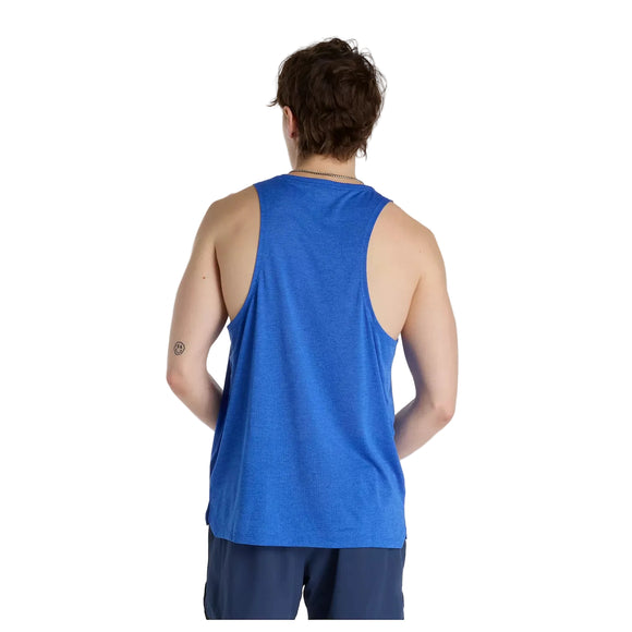 En person med kort brunt hår står med ryggen til kameraet iført en blå New Balance Athletics Tank, Herre i Blue Gemstone Heather og mørke shorts - ideelt til et træningssæt herre - mod en almindelig hvid baggrund.