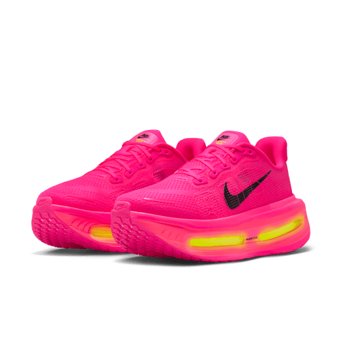 Nike Vomero Premium damesko i Hyper Pink/Black-Digital Pink-Volt har neongule ZoomX-accenter og strukturerede gummisåler, der er perfekte til løb, vist mod en almindelig hvid baggrund.