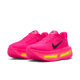 Nike Vomero Premium damesko i Hyper Pink/Black-Digital Pink-Volt har neongule ZoomX-accenter og strukturerede gummisåler, der er perfekte til løb, vist mod en almindelig hvid baggrund.