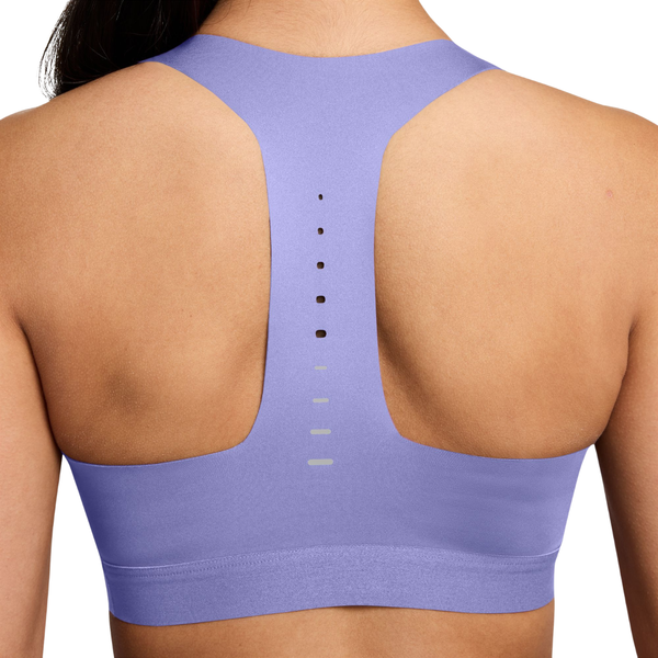 Der ses et billede af en person set bagfra, der bærer Nike High-Support Lightly Lined Sports Bra til kvinder i farven Purple Pulse. BH’en har et racerback-design med en lodret række af små ventilationshuller ned ad midten. Personens skuldre og øvre ryg er synlige, hvilket understreger, at denne sports-BH er ideel til løbetræning.