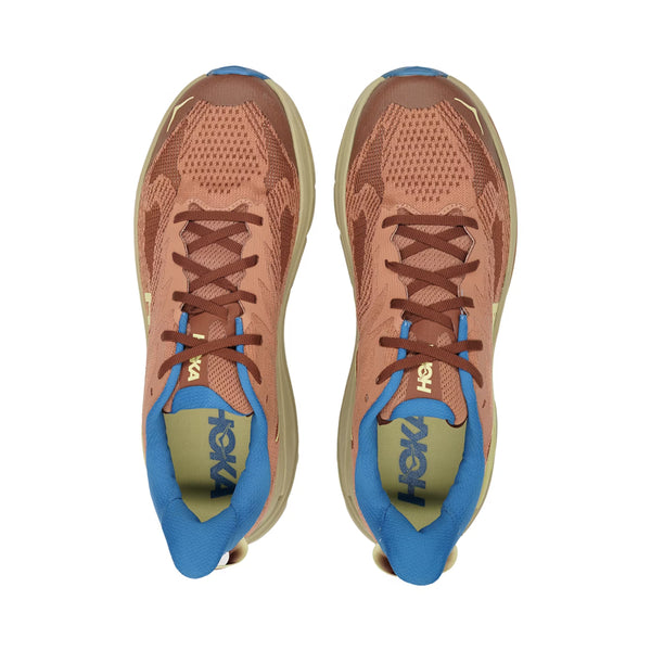 Et par Hoka Challenger 8 herre trailsko i Maple/Cardamom, set ovenfra på en hvid baggrund. Skoene har overdel i mesh, blåt inderfor, solbrune såler og Hoka-mærket synligt på indersiden.