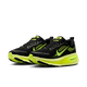 Et par Nike Vomero 18 Dame i Black/Volt-Cyber-Lt Lemon Twist med fremtrædende swoosh-logoer, et hvidt ZoomX-mellemsål til responsiv støddæmpning og sorte ydersåler, vist på en almindelig lys baggrund.