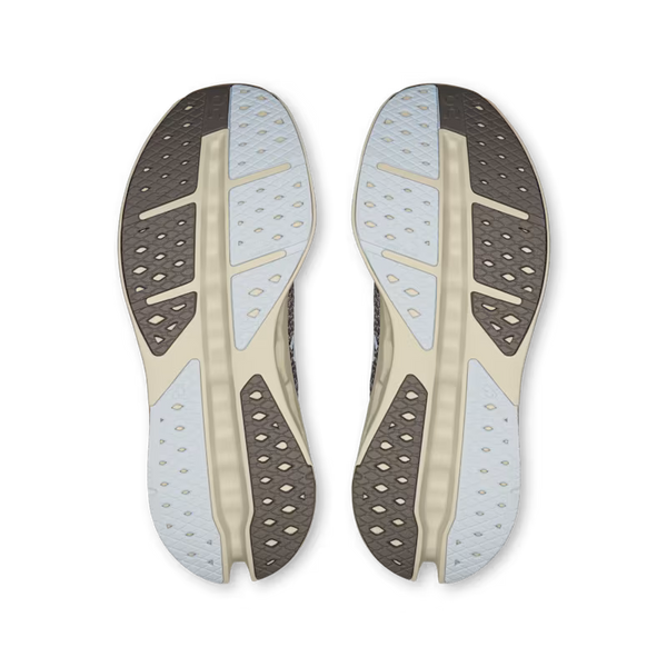 Et billede oppefra og ned af On Cloudsurfer Max Dame i Asphalt/Ice med CloudTec Phase-ydersåler med sorte, beige og lyseblå diamantmønstrede slidbaner.