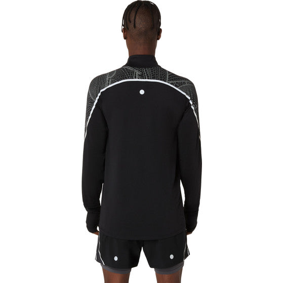En person kigger væk fra kameraet iført en Asics Limited Series Lite-Show LS Top til mænd i Performance Black med reflekterende detaljer på skuldrene og sorte shorts med hvid kant.