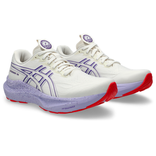 Asics Gt-2000 14 Tokyo til kvinder i Cream/Edo Purple har hvid overdel med lyslilla accenter, lilla prikkede mellemsåler, røde ydersåler og FF BLAST PLUS-støddæmpning, vist på en hvid baggrund.
